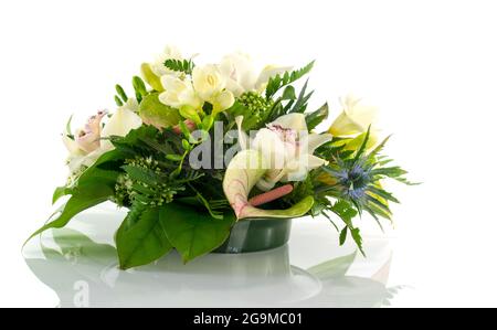 Blumenarrangement mit Lilys Freesia und Arum und Copy Space Stockfoto