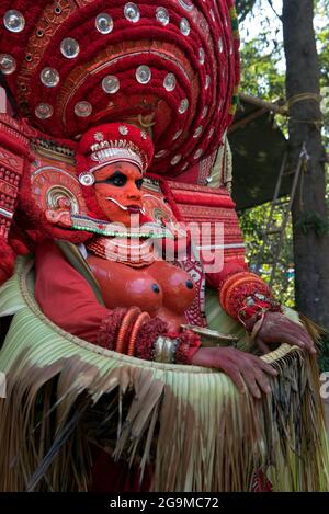 Theyyam (Teyyam, Theyam, Theyyattam) ist eine beliebte rituelle Form der Tanzanbetung in Kerala und Karnataka, Indien. Theyyam bestand aus mehreren Tausend-J Stockfoto