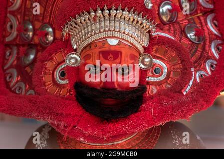 Theyyam (Teyyam, Theyam, Theyyattam) ist eine beliebte rituelle Form der Tanzanbetung in Kerala und Karnataka, Indien. Theyyam bestand aus mehreren Tausend-J Stockfoto