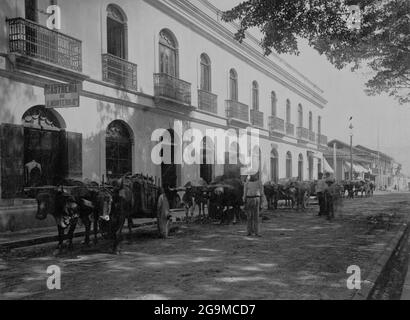 SAN JOSE, COSTA RICA - um 1880-1900 - Straßenszene in der Innenstadt von San J vor einer Reihe von Geschäften - Foto: Geopix Stockfoto