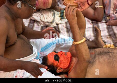 Theyyam (Teyyam, Theyam, Theyyattam) ist eine beliebte rituelle Form der Tanzanbetung in Kerala und Karnataka, Indien. Theyyam bestand aus mehreren Tausend-J Stockfoto