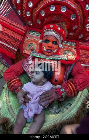 Theyyam (Teyyam, Theyam, Theyyattam) ist eine beliebte rituelle Form der Tanzanbetung in Kerala und Karnataka, Indien. Theyyam bestand aus mehreren Tausend-J Stockfoto