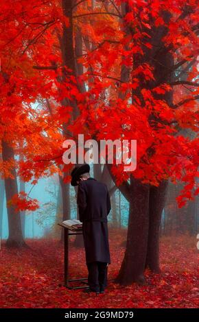 Jüdischer Mann, der im Wald betet Stockfoto