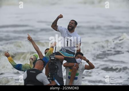 Chiba, Japan. Juli 2021. Italo Ferreira aus Brasilien feiert nach dem Surffinale der Männer am Tsurigasaki Surfing Beach in der Präfektur Chiba, Japan, 27. Juli 2021. Quelle: Du Yu/Xinhua/Alamy Live News Stockfoto