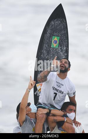 Chiba, Japan. Juli 2021. Italo Ferreira aus Brasilien feiert nach dem Surffinale der Männer am Tsurigasaki Surfing Beach in der Präfektur Chiba, Japan, 27. Juli 2021. Quelle: Du Yu/Xinhua/Alamy Live News Stockfoto