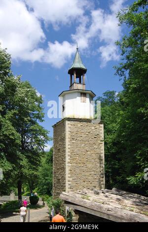 Der Uhrturm im architektonisch-ethnographischen Komplex Etar Village, Bulgarien Stockfoto