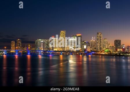 Downtown Miami Skyline und Biscayne Bay bei Nacht Stockfoto