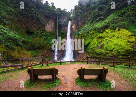 Leere Bänke am Wasserfall Catarata del Toro in Costa Rica Stockfoto