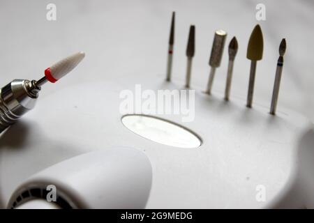 Draufsicht auf Werkzeuge und Materialien für moderne Maniküre und Nagelverlängerung.Maniküre-Werkzeuge Stockfoto