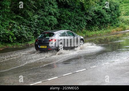 Chalk Road, Godalming. Juli 2021. Starke Regenfälle über Nacht führten zu Sturzfluten in den Heimatkreisen. Fahrzeuge, die durch das Hochwasser in Godalming in Surrey fahren. Kredit: james jagger/Alamy Live Nachrichten Stockfoto