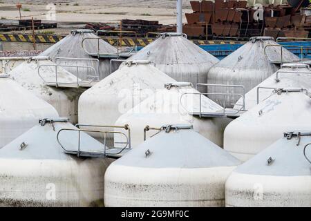 Eisenbahnauto der Tank. Der Bahnhopfwagen für den Transport von Zement. Güterwagen. Stockfoto