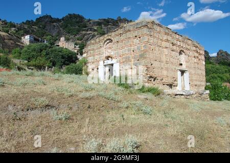 St. Atanas Kirche, im Hintergrund das Kloster Heiliger Erzengel Michael, Varos, Prilep, Montenegro Stockfoto