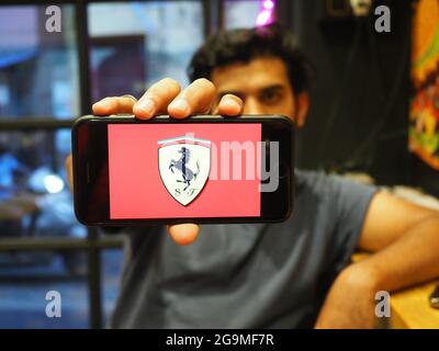 KALKUTTA, INDIEN - 23. Jul 2021: Auf dieser Fototafel ist das Ferrari S.p.A.-Logo auf einem Mobiltelefon und einem Computerbildschirm zu sehen. Stockfoto
