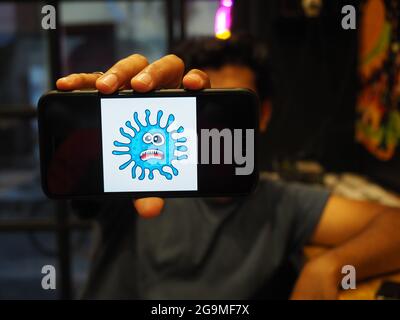 KALKUTTA, INDIEN - 23. Jul 2021: Hand hält ein infiziertes generiertes Smartphone. Bildschirmgrafiken werden gebildet. Suchen Sie auf Ihrem Pho nach Viren und Bakterien Stockfoto