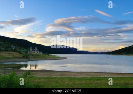 Sonnenuntergang auf dem See des Nationalparks Mavrovo in Nordmazedonien Stockfoto