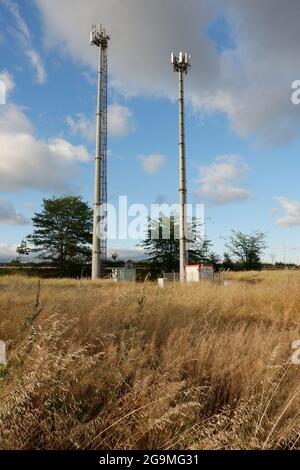 Cell Tower des GSM-Betreibers an einem bewölkten Tag auf dem Feld Türkei Stockfoto