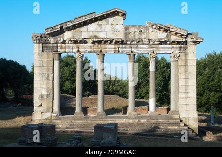 Tempel der Apollonia in der größten antiken Stadt Albaniens, einer korinthischen griechischen Kolonie, die im 6. Jahrhundert v. Chr. gegründet wurde Stockfoto