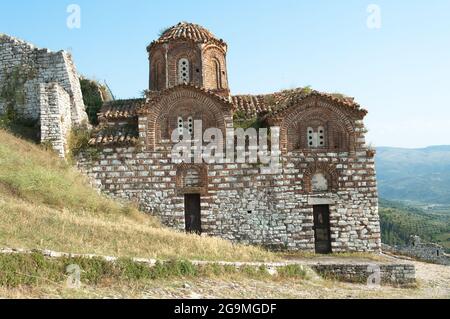 Die St. Trinity Church ist eine orthodoxe Kirche in der Zitadelle von Berat, Albanien Stockfoto