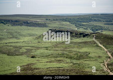 Blick auf den alten eisenzeitlichen Hügel von Carl Wark vom Higger Tor im Peak District National Park, Derbyshire, Großbritannien. Stockfoto