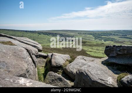 Blick auf den alten eisenzeitlichen Hügel von Carl Wark vom Higger Tor im Peak District National Park, Derbyshire, Großbritannien. Stockfoto