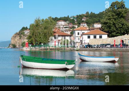 Zweireihige Boote in der Bucht von Ohrid Town am Ohrid See, Republik Mazedonien Stockfoto