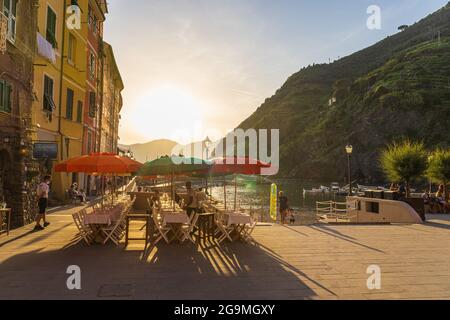 Vernazza, Italien - Juni 20 : Touristen sitzen auf den Terrassen der Restaurants in Vernazza am 20. Juni 2021. Stockfoto