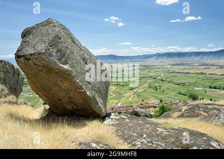 Parallelepipter Felsblock in Marko's Towers in Prilep, Republik Mazedonien Stockfoto