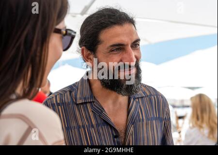 Der türkisch-deutsche Schauspieler Numan Acar wurde am 10. Juli 2021 bei den 74. Filmfestspielen von Cannes in Cannes, Frankreich, gesehen. Foto von Ammar Abd Rabbo/ABACAPRESS.COM Stockfoto