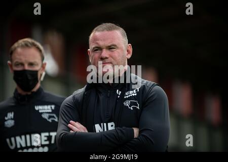 SALFORD. VEREINIGTES KÖNIGREICH. Salford City 2-1 Derby County. Derby County Manager Wayne Rooney beobachtet, wie sein Team von Salford City gegen 2-1 geschlagen wird. Juli 2021. Stockfoto