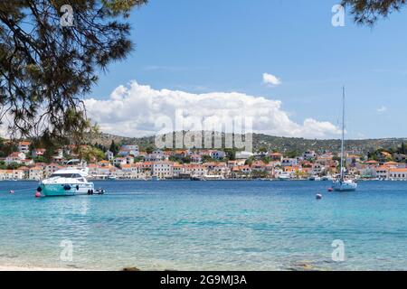 Rogoznica, Kroatien-6. Juli 2021: Wunderschöne alte Fischerstadt Rogoznica, beliebtes touristisches und nautisches Ziel in der mitteldalmatinischen Region C. Stockfoto