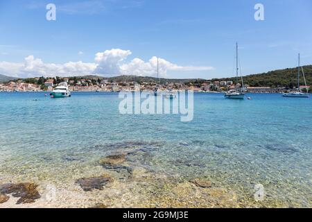 Rogoznica, Kroatien-6. Juli 2021: Segelboote vor Anker in der wunderschönen, flachen, türkisfarbenen Bucht von Rogoznica, Kroatien, beliebter Tourist und nautica Stockfoto