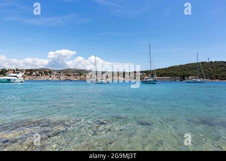 Rogoznica, Kroatien-6. Juli 2021: Segelboote vor Anker in der wunderschönen, flachen, türkisfarbenen Bucht von Rogoznica, Kroatien, beliebter Tourist und nautica Stockfoto