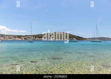 Rogoznica, Kroatien-6. Juli 2021: Segelboote vor Anker in der wunderschönen, flachen, türkisfarbenen Bucht von Rogoznica, Kroatien, beliebter Tourist und nautica Stockfoto