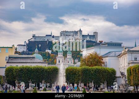 Schloss Mirabell und Gärten mit Blick auf die Festung Hohensalzburg im Herbst, Salzburg Österreich am 20. Oktober 2016 Stockfoto