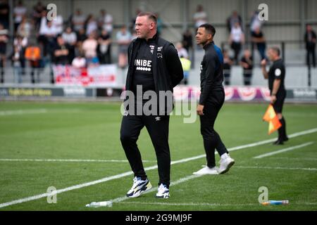SALFORD. VEREINIGTES KÖNIGREICH. Salford City 2-1 Derby County. Derby County Manager Wayne Rooney beobachtet, wie sein Team von Salford City gegen 2-1 geschlagen wird. Juli 2021. Stockfoto