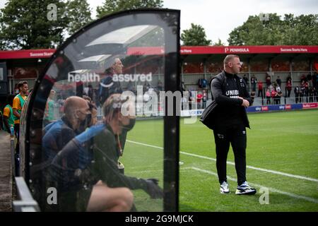 SALFORD. VEREINIGTES KÖNIGREICH. Salford City 2-1 Derby County. Derby County Manager Wayne Rooney beobachtet, wie sein Team von Salford City gegen 2-1 geschlagen wird. Juli 2021. Stockfoto