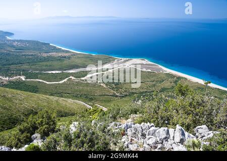 Panoramaküste Südalbaniens in der Nähe des Llogara-Passes Stockfoto