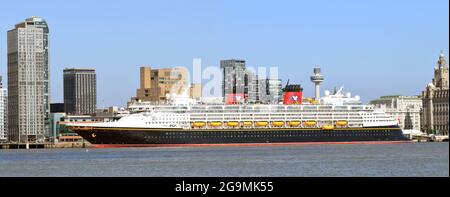 LIVERPOOL, VEREINIGTES KÖNIGREICH - 15. Jul 2021: Blick auf das Disney Magic Cruise-Schiff an einer weltberühmten Uferpromenade in Liverpool, Vereinigtes Königreich Stockfoto