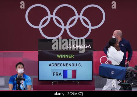 (210727) -- TOKIO, 27. Juli 2021 (Xinhua) -- Clarisse Agbegnenou aus Frankreich feiert nach dem Gewinn des 63kg-Judofinales der Frauen bei den Olympischen Spielen 2020 in Tokio, Japan, am 27. Juli 2021. (Xinhua/Liu Dawei) Stockfoto