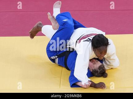 Tokio, Japan. Juli 2021. Clarisse Agbegnenou (in weiß) aus Frankreich konkurriert mit Tina Trstenjak beim 63 kg schweren Judo-Finale der Frauen bei den Olympischen Spielen 2020 in Tokio, Japan, am 27. Juli 2021. Quelle: Liu Dawei/Xinhua/Alamy Live News Stockfoto