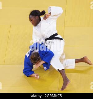 Tokio, Japan. Juli 2021. Clarisse Agbegnenou (in weiß) aus Frankreich konkurriert mit Tina Trstenjak beim 63 kg schweren Judo-Finale der Frauen bei den Olympischen Spielen 2020 in Tokio, Japan, am 27. Juli 2021. Quelle: Liu Dawei/Xinhua/Alamy Live News Stockfoto