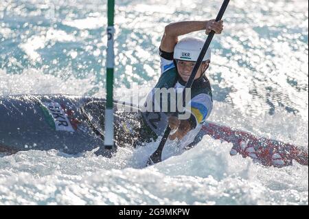 (210727) -- TOKIO, 27. Juli 2021 (Xinhua) -- Viktoria US aus der Ukraine tritt beim Kajak-Finale der Frauen im Kanuslalom bei den Olympischen Spielen 2020 in Tokio, Japan, am 27. Juli 2021 an. (Xinhua/Zheng Huansong) Stockfoto