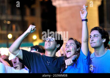 Italienische Fans feiern auf der Piazza del Popolo in Rom nach dem Sieg Italiens über England bei den Fußball-Europameisterschaften 2020. Stockfoto