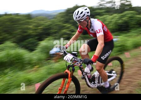 (210727) -- TOKIO, 27. Juli 2021 (Xinhua) -- Linda Indergand aus der Schweiz tritt beim Mountainbike-Frauen-Crossrennen in Tokio 2020 in Shizuoka, Japan, am 27. Juli 2021 an. (Xinhua/He Changshan) Stockfoto