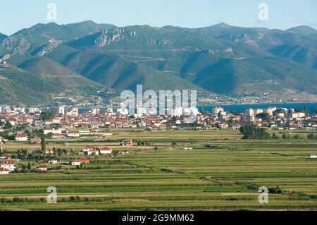 Pogradec ist eine Stadt im Südosten Albaniens, die am Ufer des Ohrid-Sees liegt Stockfoto