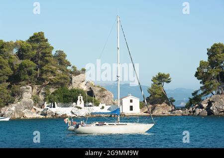 Segelboot in der Bucht von Parga festgemacht Stockfoto