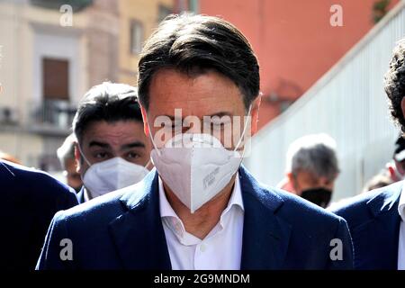 Der ehemalige Premierminister Giuseppe Conte mit einer Anti-Ansteckungsmaske besuchte die Stadt Neapel für eine Pressekonferenz mit dem Kandidaten für das Amt des Bürgermeisters von Neapel Stockfoto