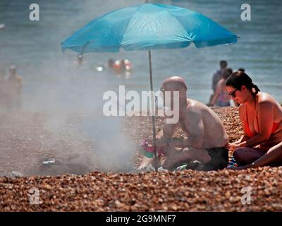 Ein rauchigen Grill am Strand von Brighton, England Stockfoto