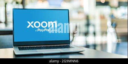 POZNAN, POL - 12. JUN 2021: Laptop-Computer mit Logo von Xoom, einem Anbieter elektronischer Geldtransfers oder Überweisungen Stockfoto