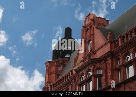 Terrakotta-Dekoration und Kuppel im Gebäude der Wigan Public Library (heute Museum of Wigan Life). Wigan, Greater Manchester, England, Großbritannien Stockfoto